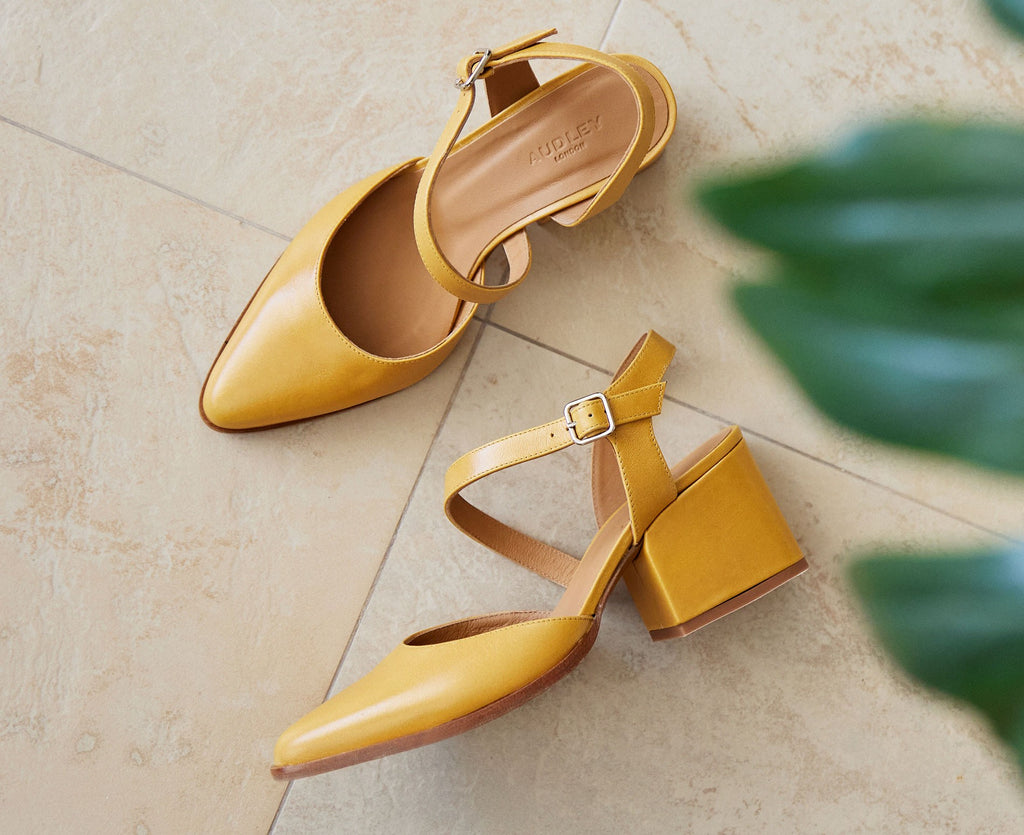 Women's leather shoe with a medium heel. Joby