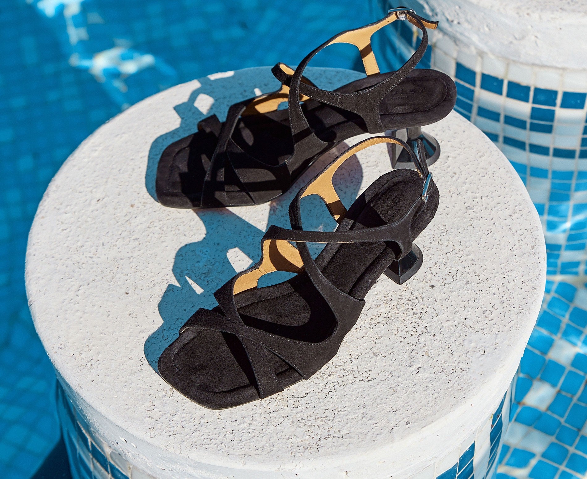 Sandalia de mujer en piel con tacón medio. Jaidy