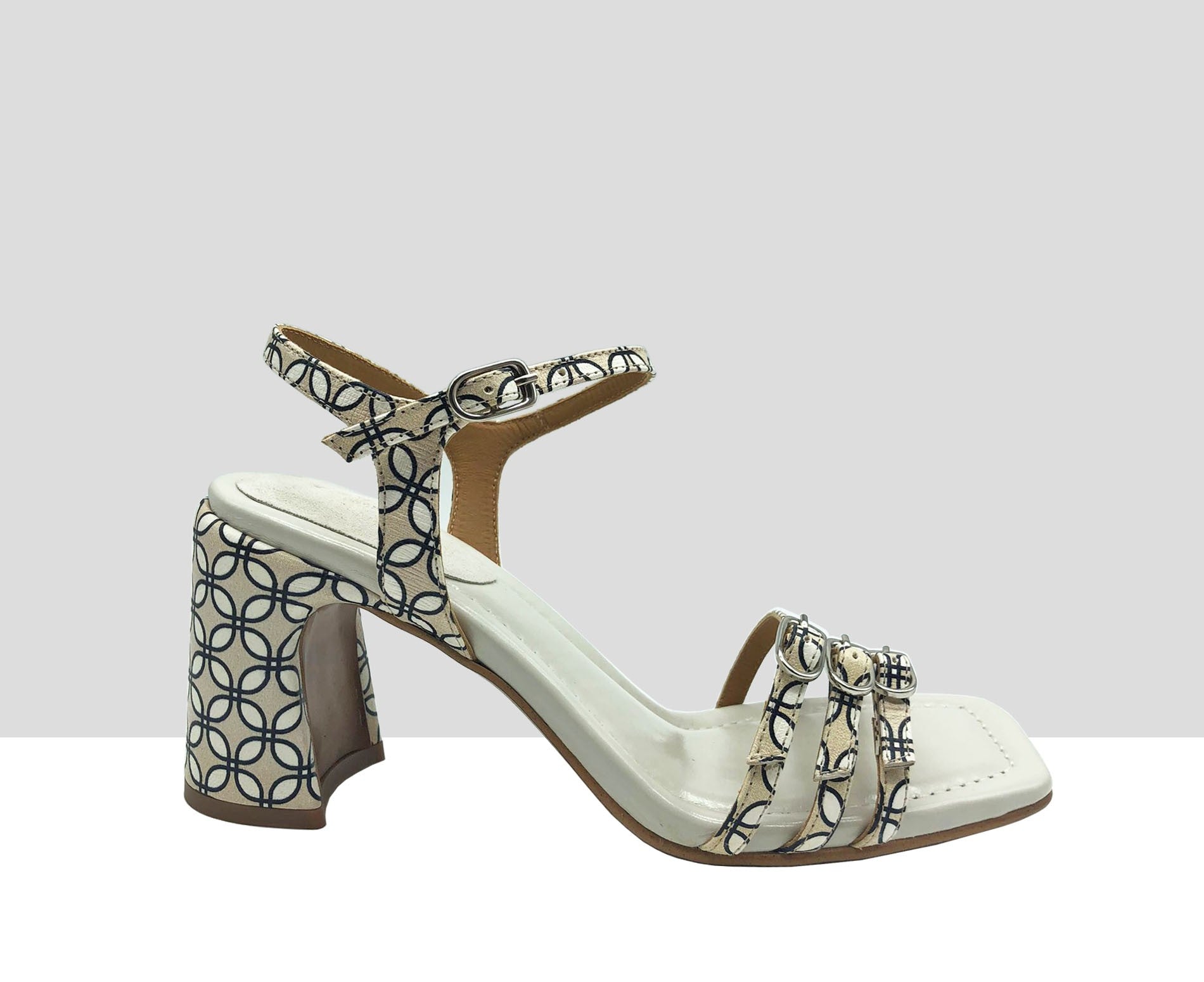 Sandalia de mujer en piel con tacón alto. Joy