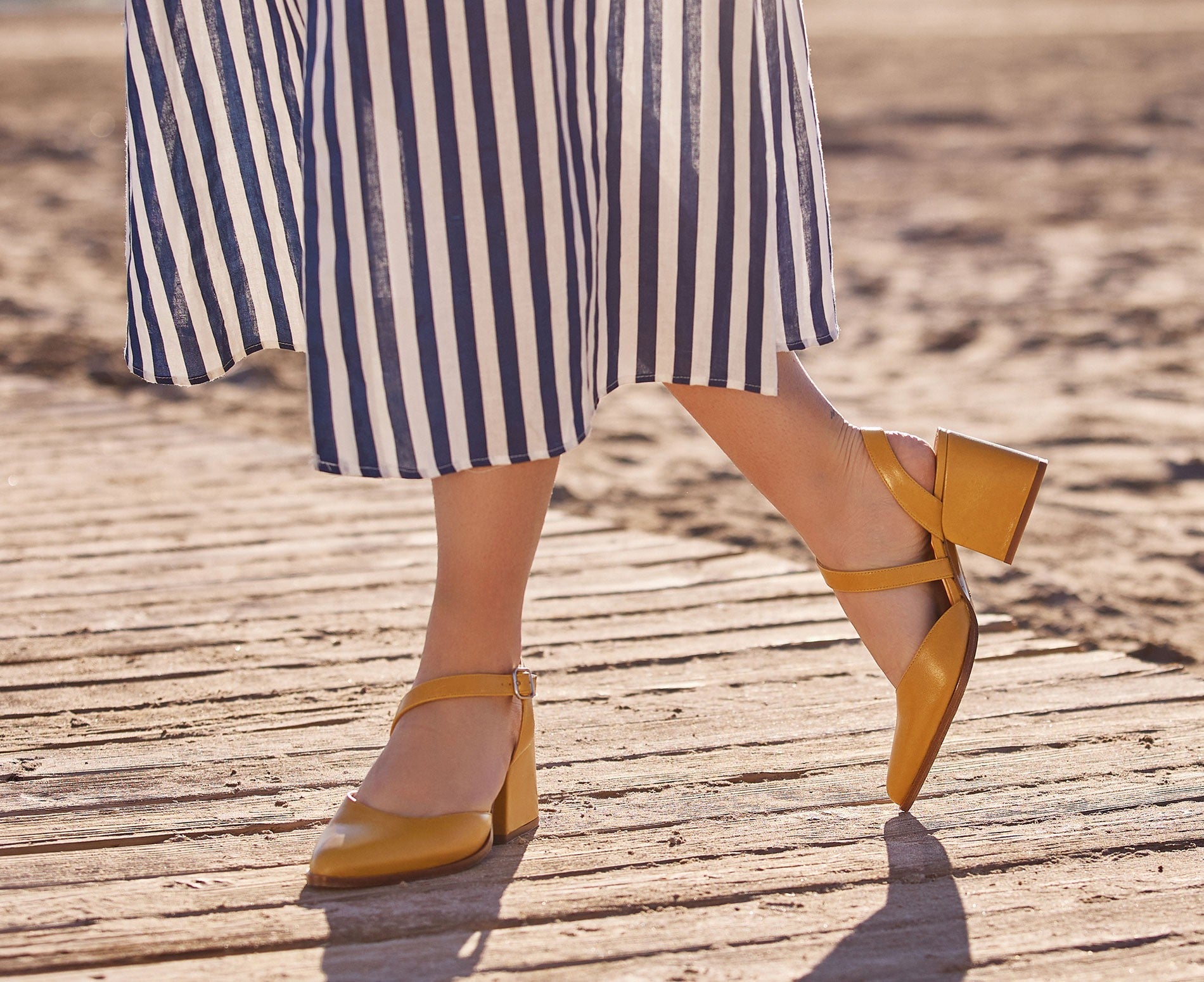 Zapato de mujer en piel con tacón medio. Joby