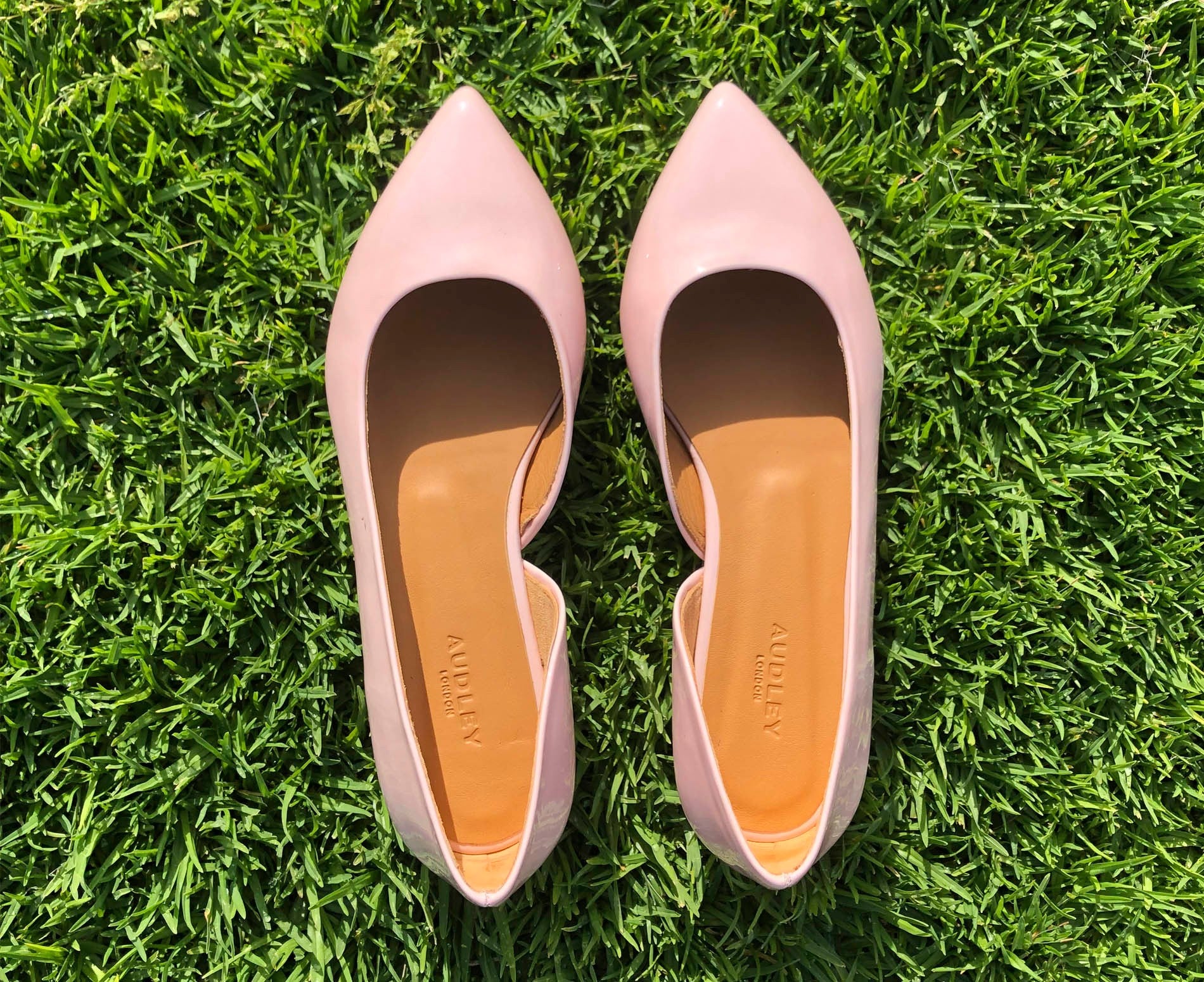 Zapato de mujer en piel con tacón bajo. Janire