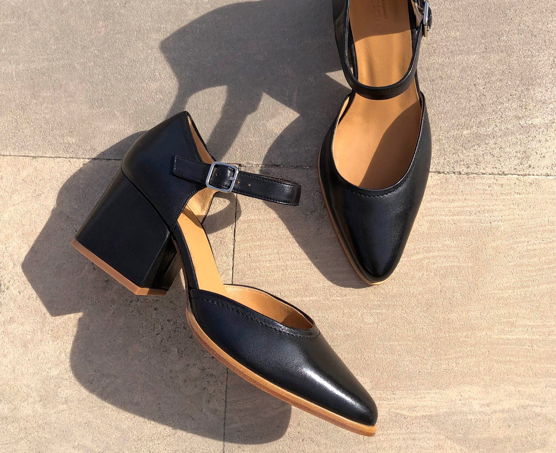 Women's leather shoe with a medium heel. Janina