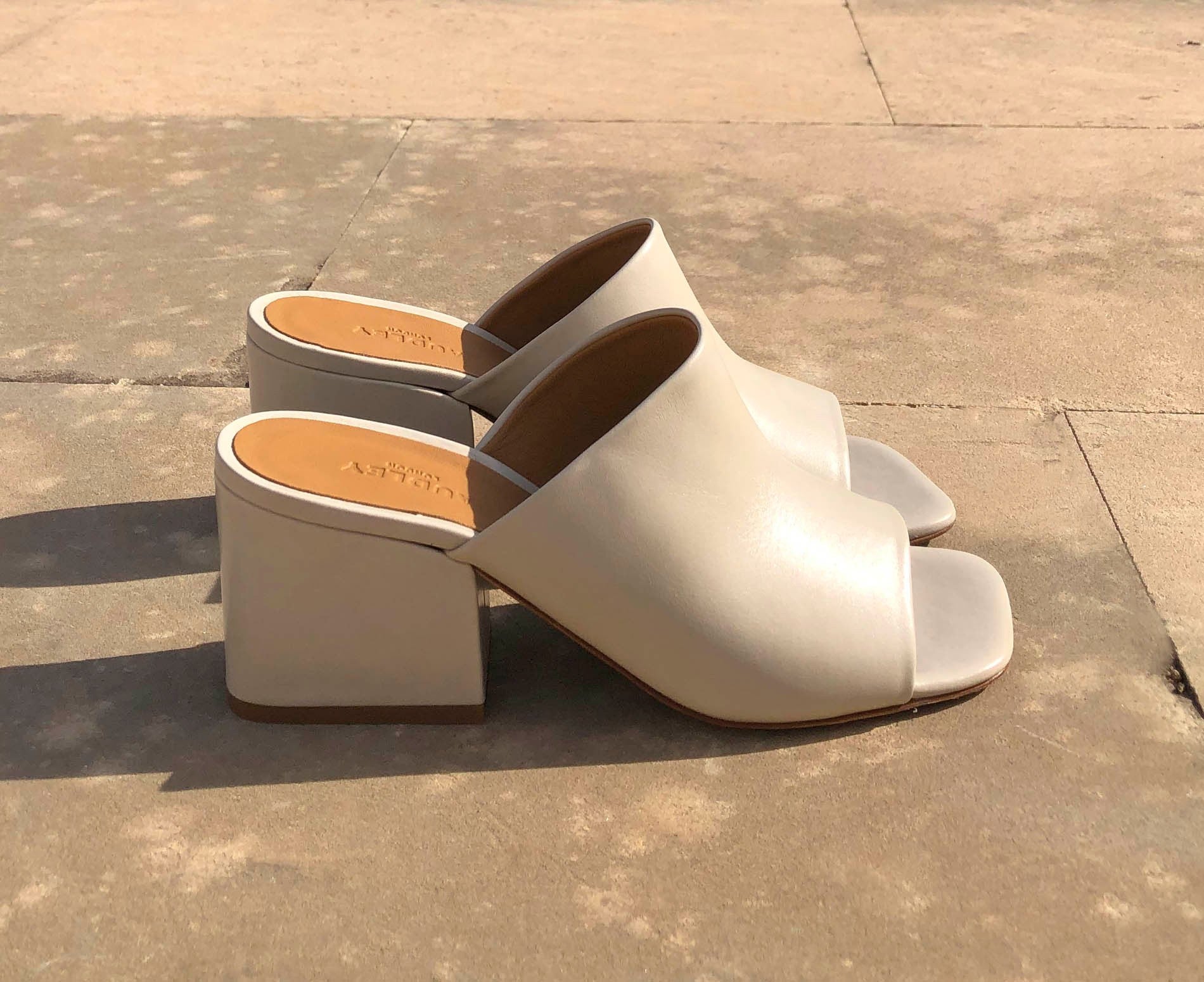 Sandalia de mujer en piel con tacón medio. Jolanda