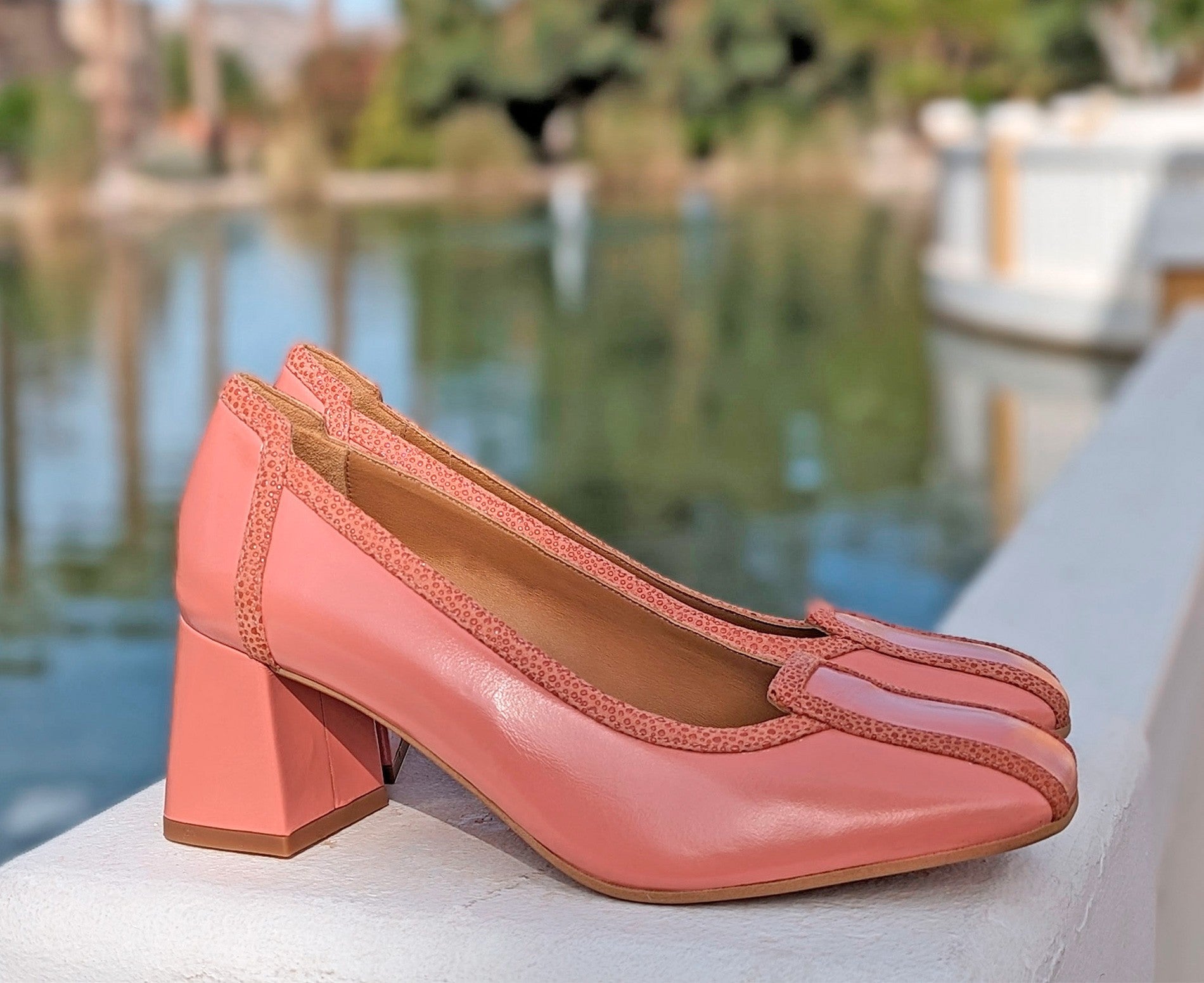 Zapato de mujer en piel con tacón medio. Janel