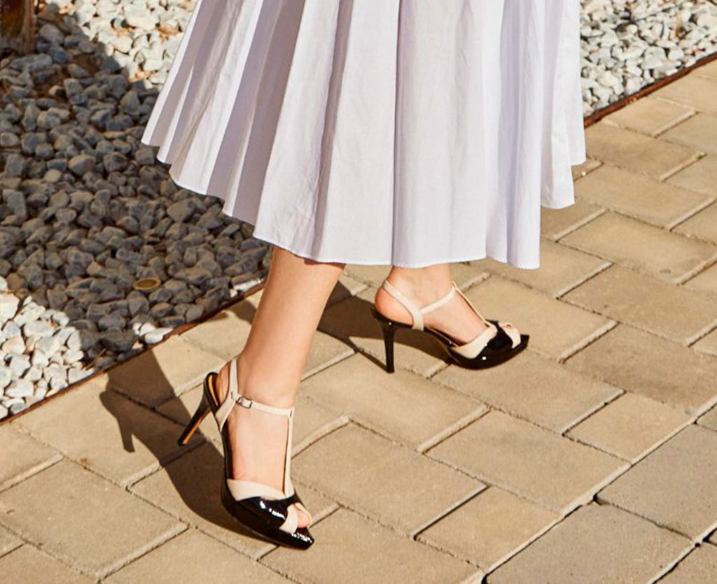 Women's leather sandal with a high heel. Junia