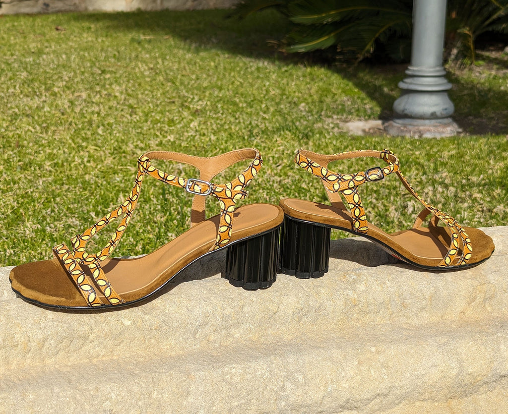 Sandalia de mujer en piel con tacón medio. Julina