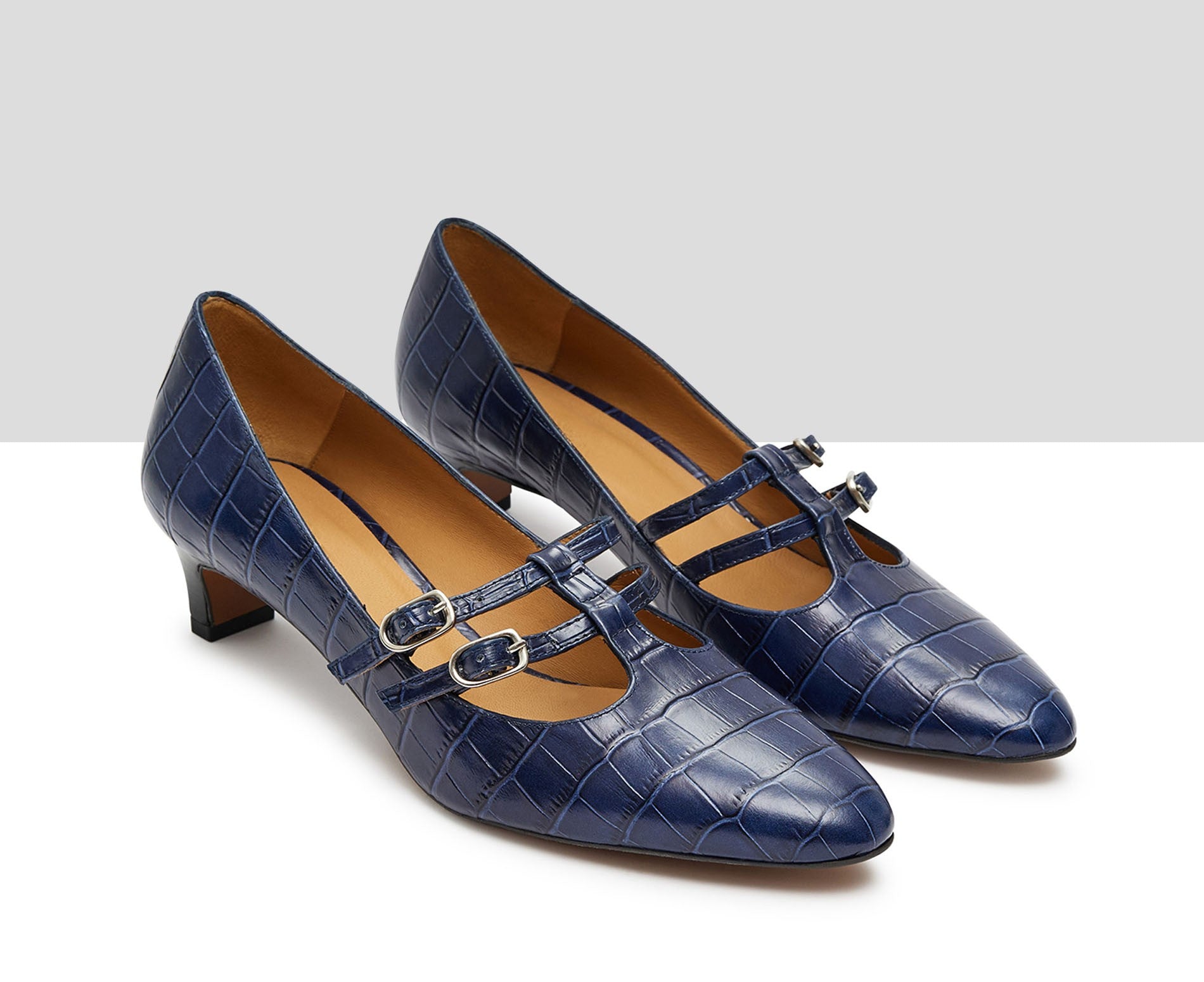 Women's leather shoe with a low heel. Kalia