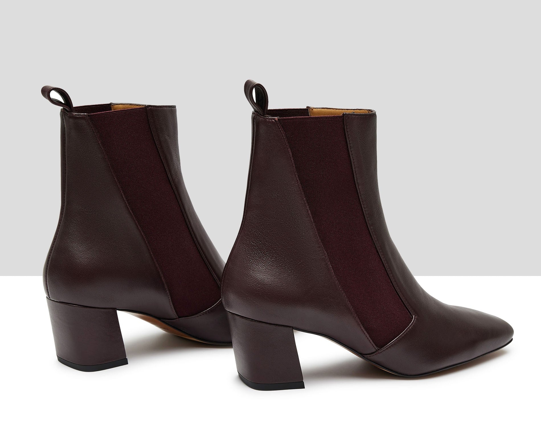 Botín de mujer en piel con tacón medio. Kyria