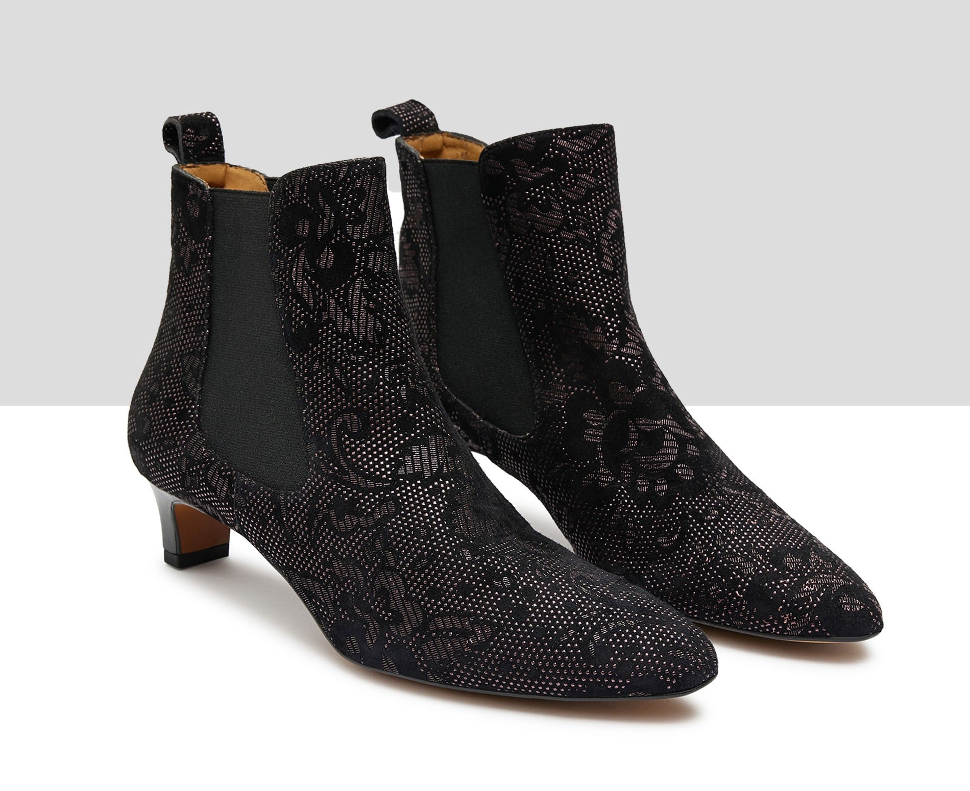 Botín de mujer en piel con tacón bajo. Keira