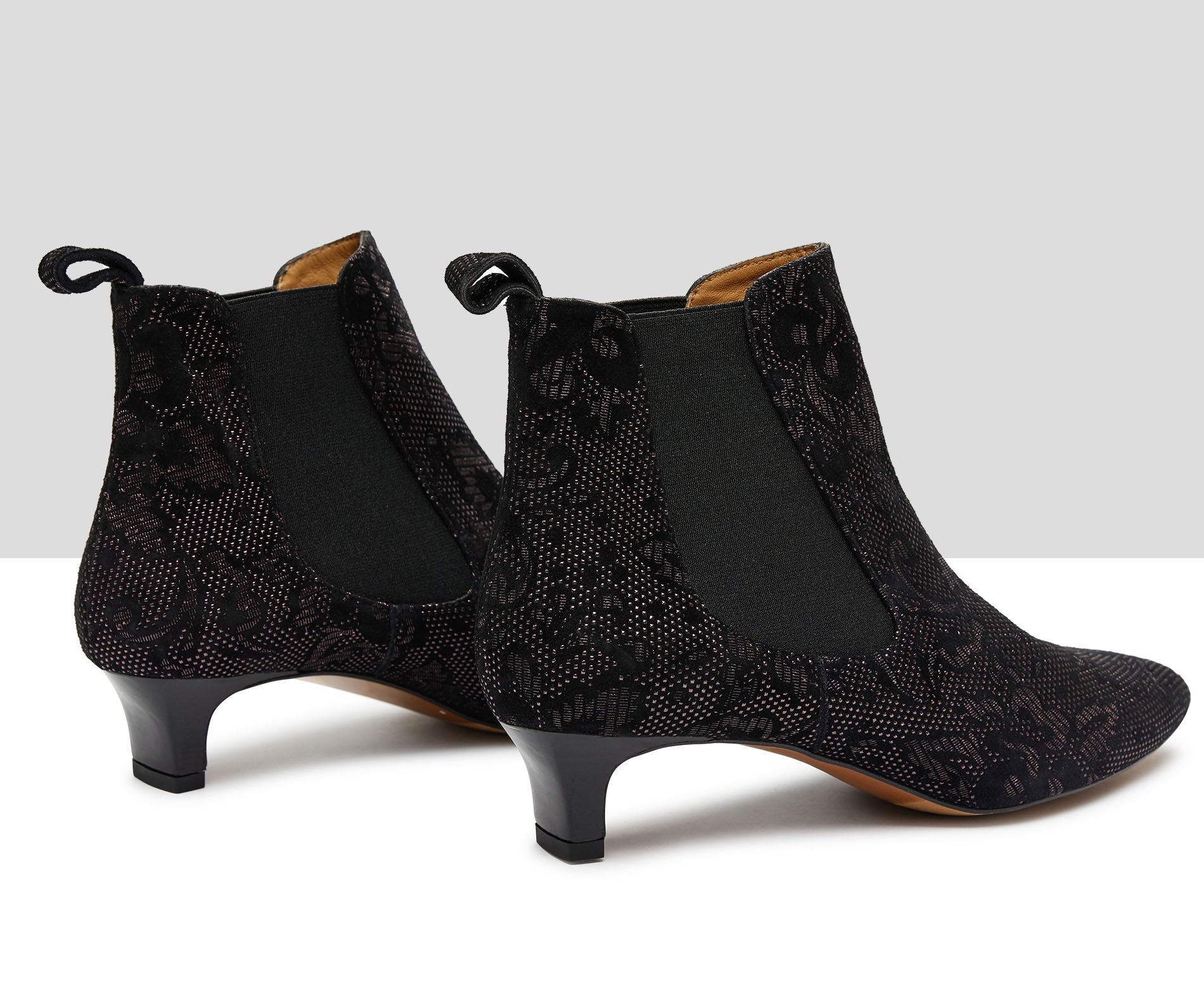 Botín de mujer en piel con tacón bajo. Keira