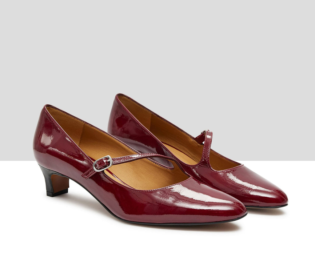 Women's leather shoe with a low heel. Kesia