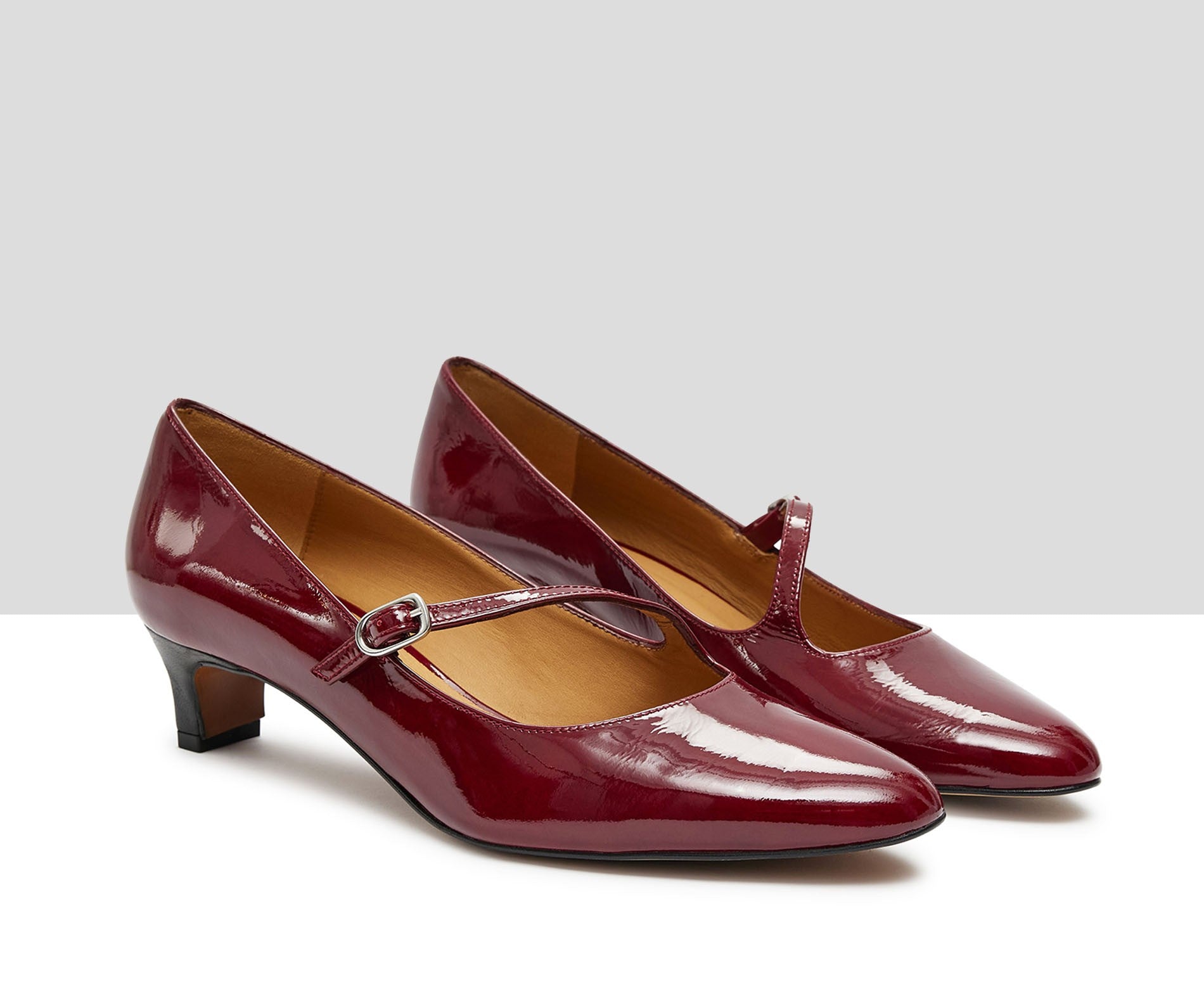 Women's leather shoe with a low heel. Kesia