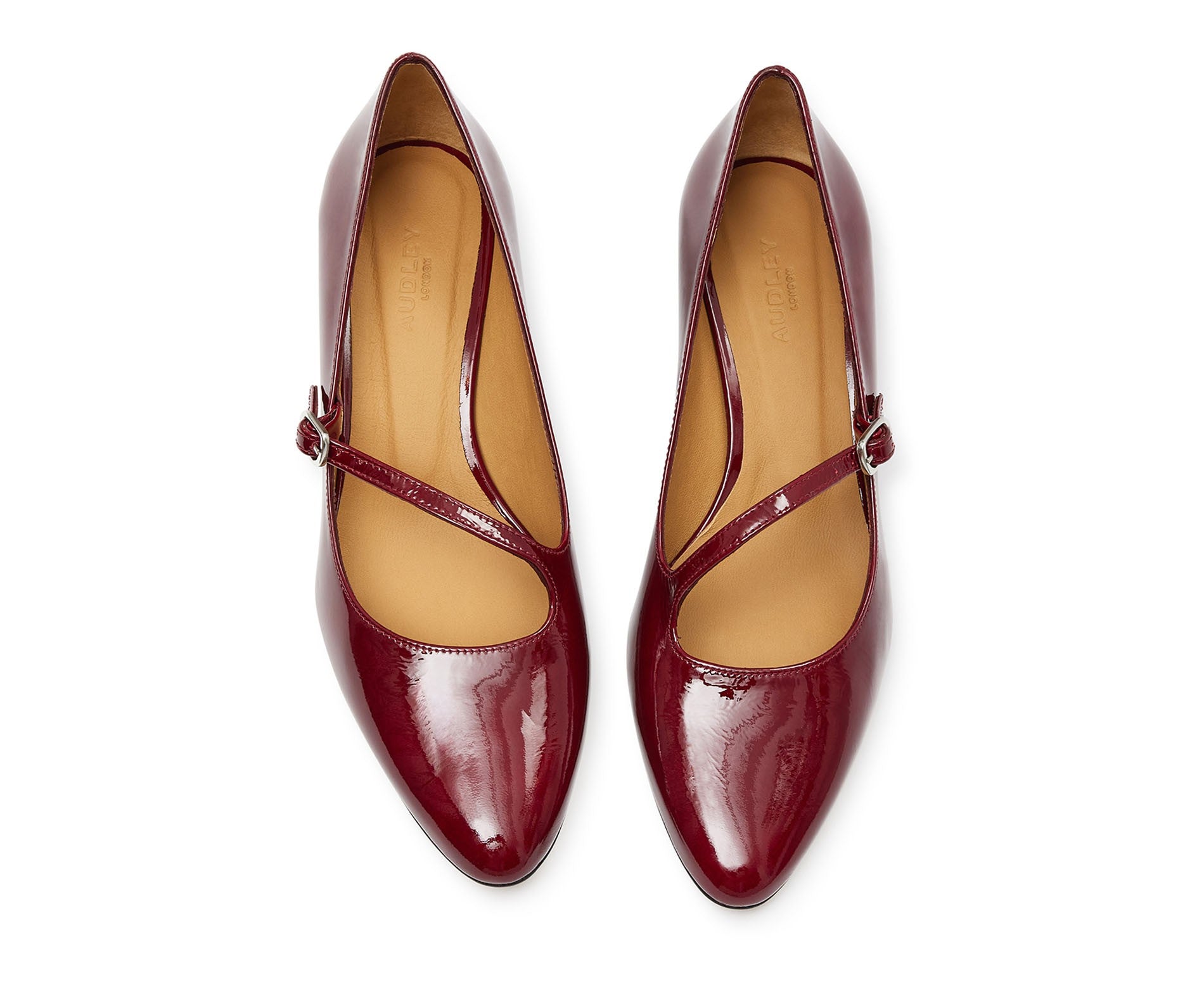 Women's leather shoe with a low heel. Kesia