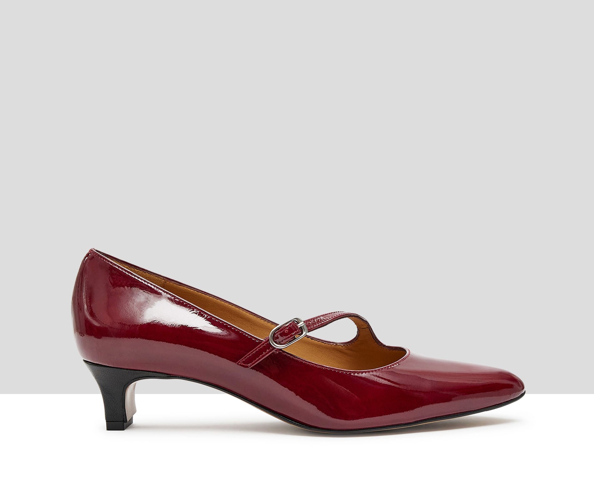 Women's leather shoe with a low heel. Kesia
