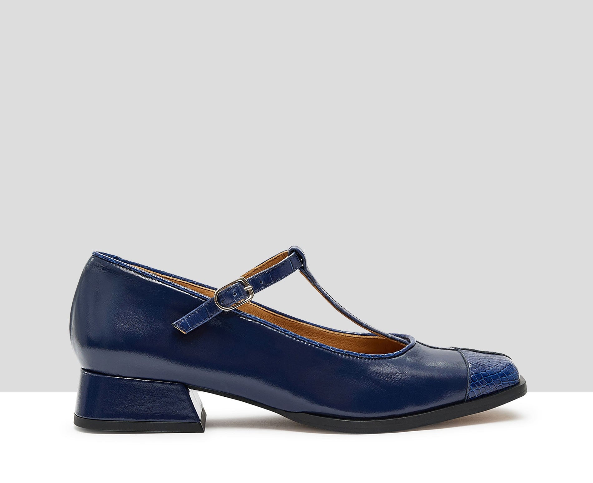 Zapato de mujer en piel con tacón bajo. Karin