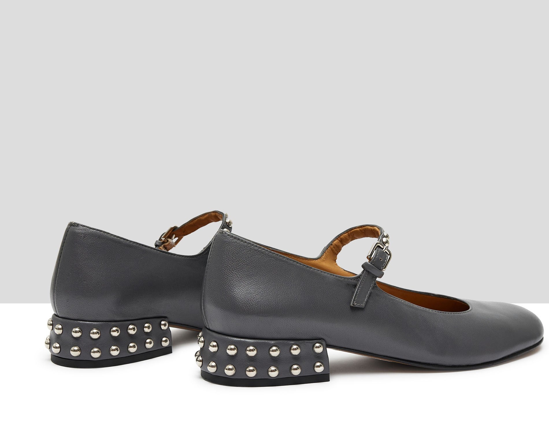 Zapato de mujer en piel con tacón bajo. Kimi