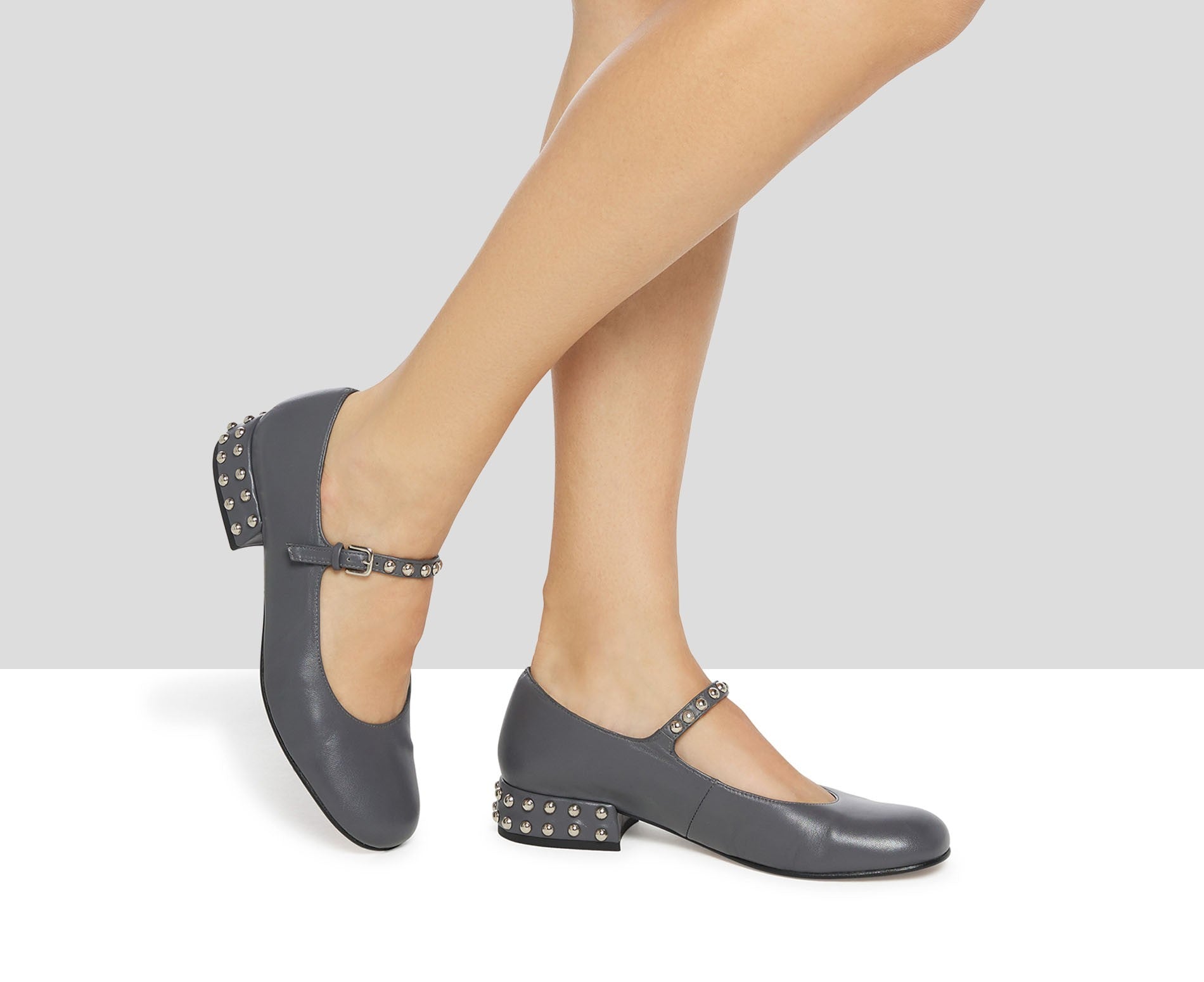 Zapato de mujer en piel con tacón bajo. Kimi