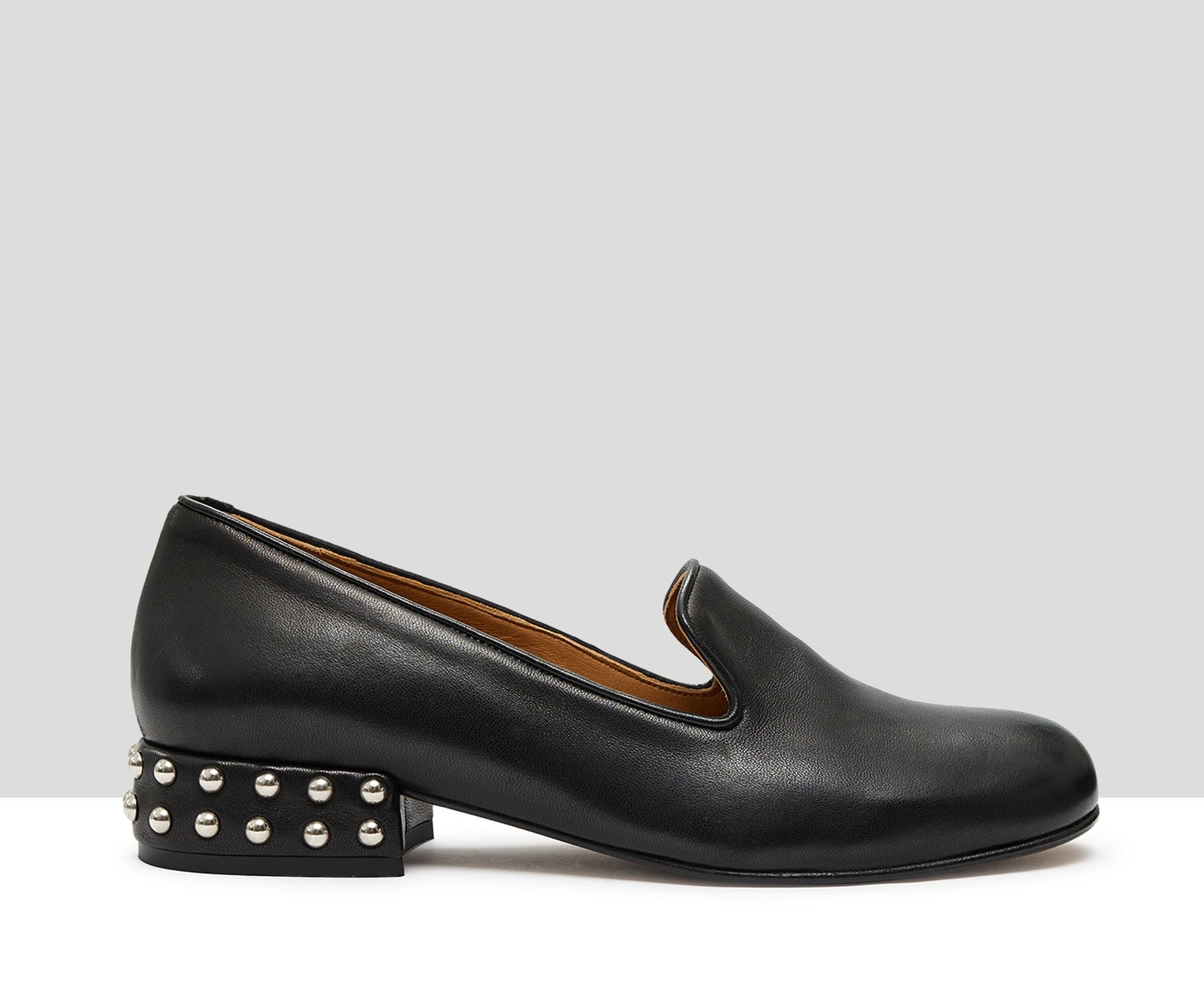 Zapato de mujer en piel con tacón bajo. Key