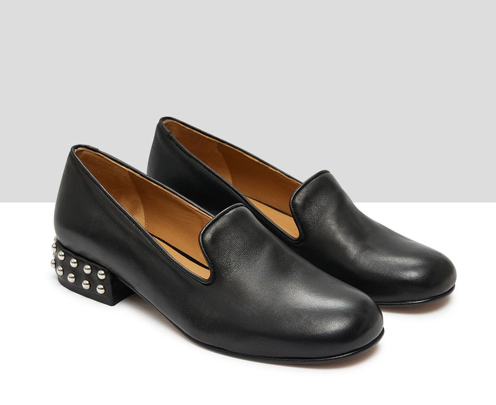 Women's leather shoe with a low heel. Key