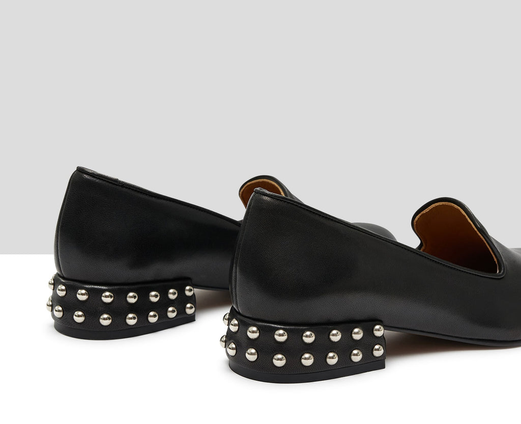 Women's leather shoe with a low heel. Key