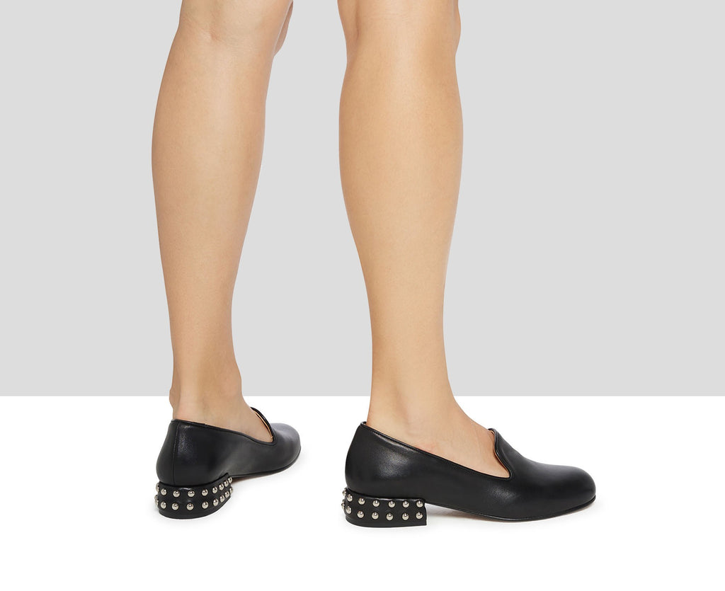 Women's leather shoe with a low heel. Key