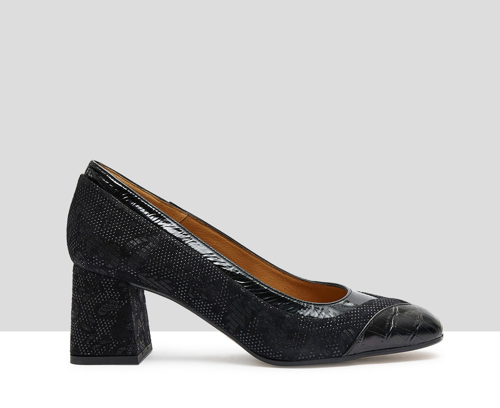Women's leather shoe with a medium heel. Karol