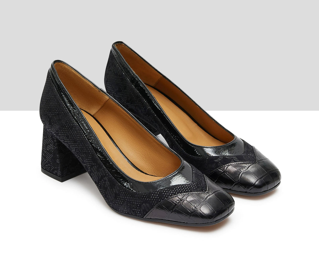 Women's leather shoe with a medium heel. Karol