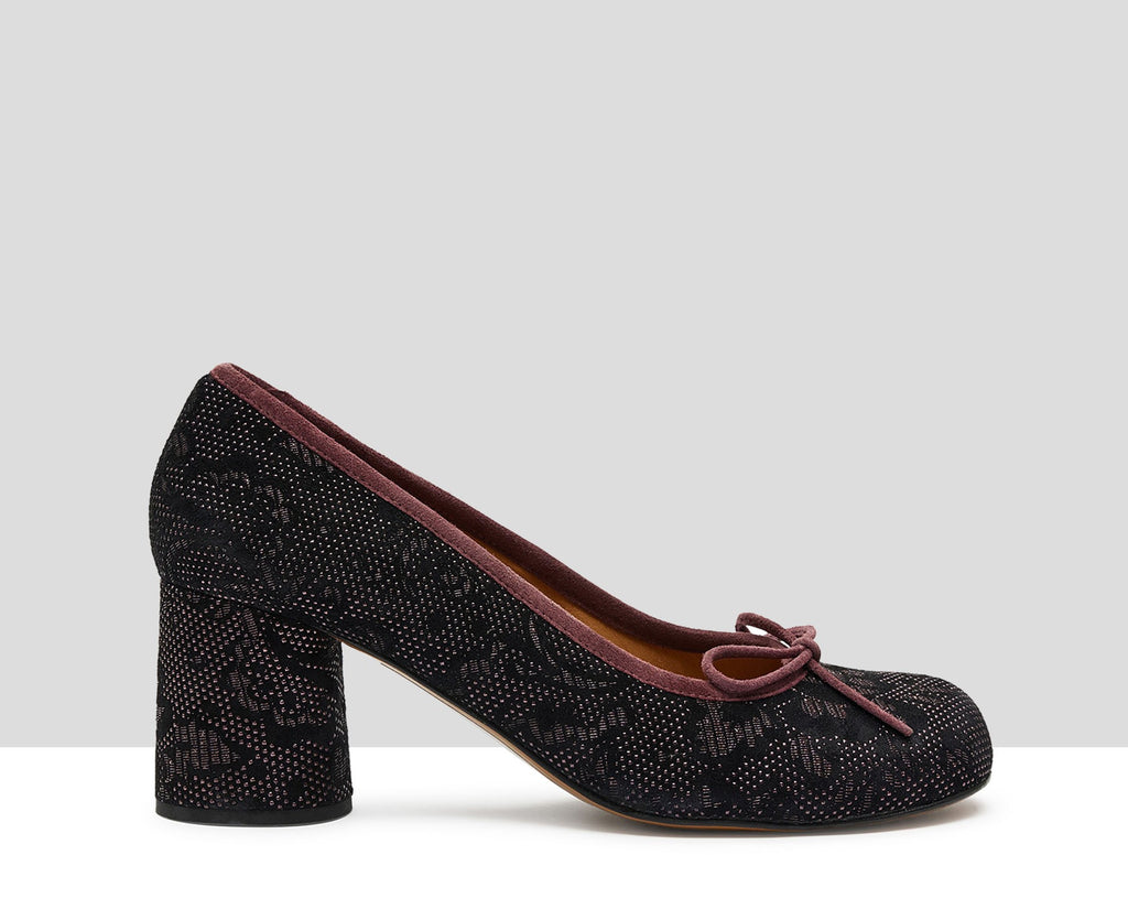 Women's leather shoe with a medium heel. Kris