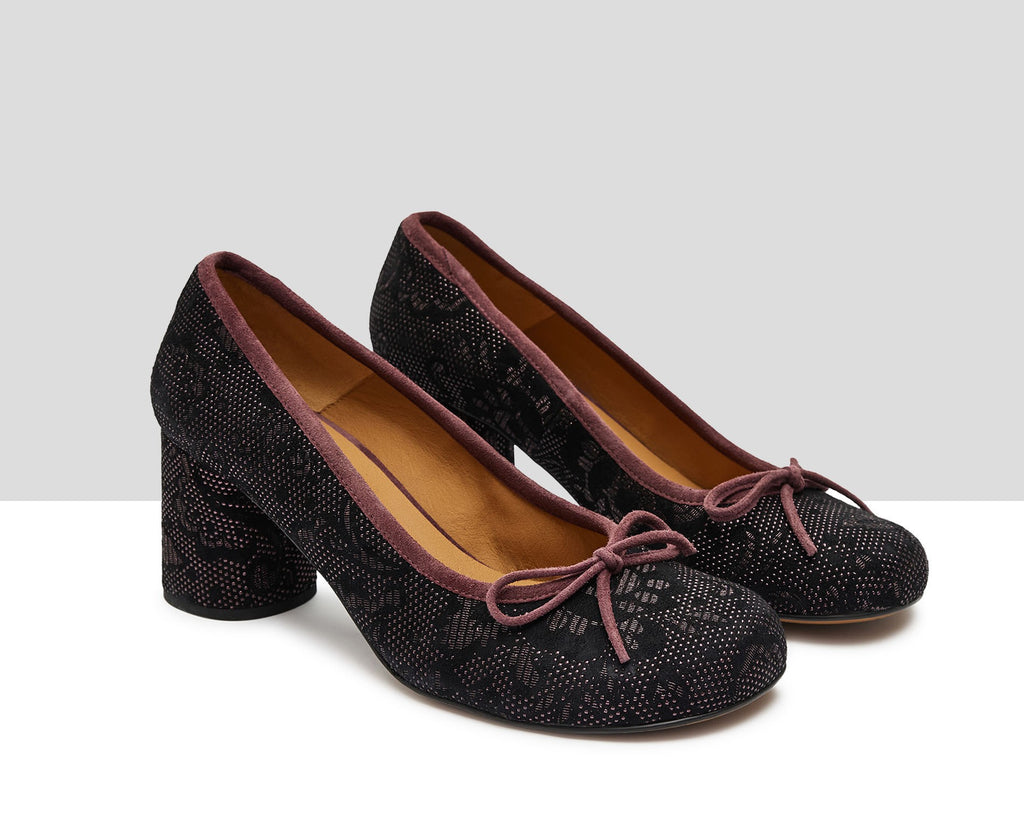 Women's leather shoe with a medium heel. Kris