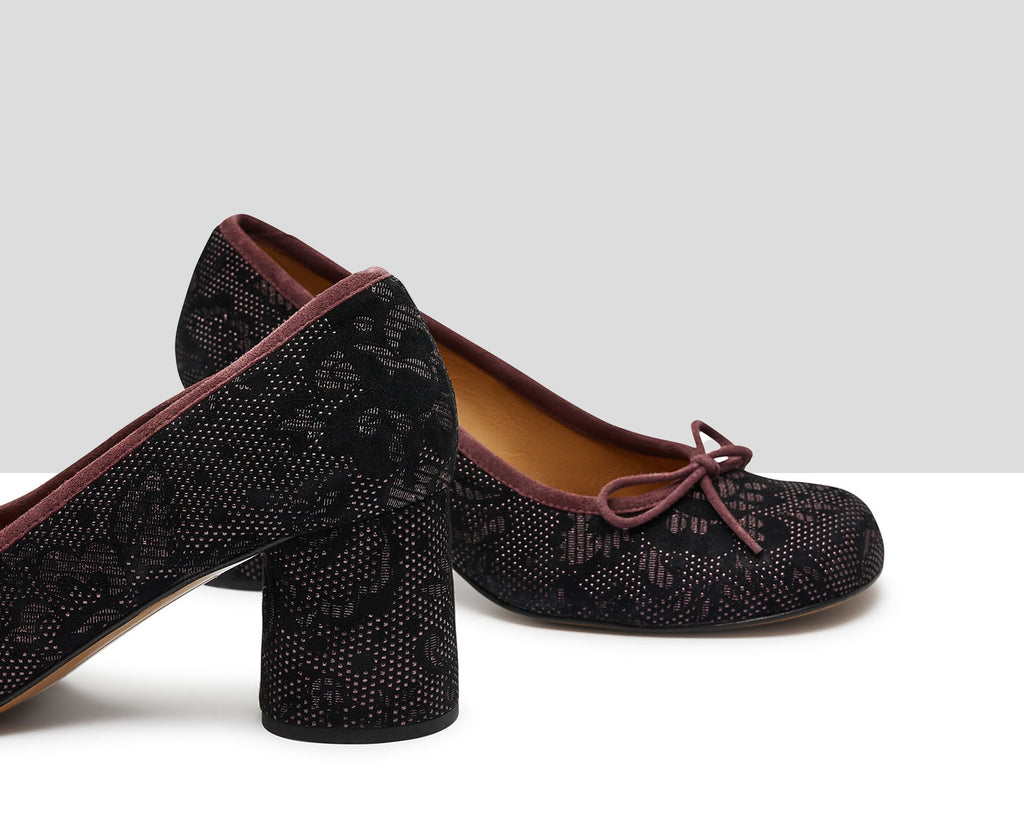 Women's leather shoe with a medium heel. Kris