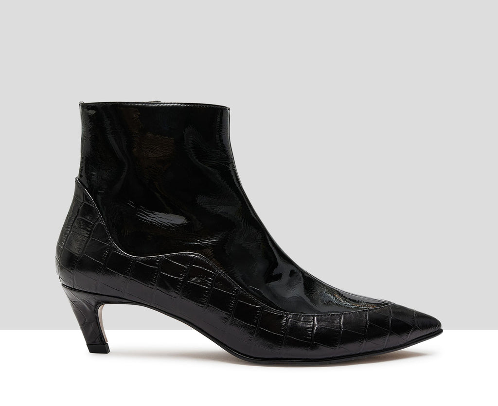 Botín de mujer en piel con tacón bajo. Kiraz