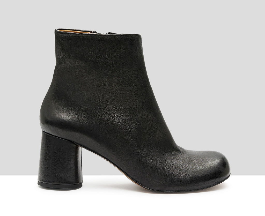 Botín de mujer en piel con tacón medio. Kina