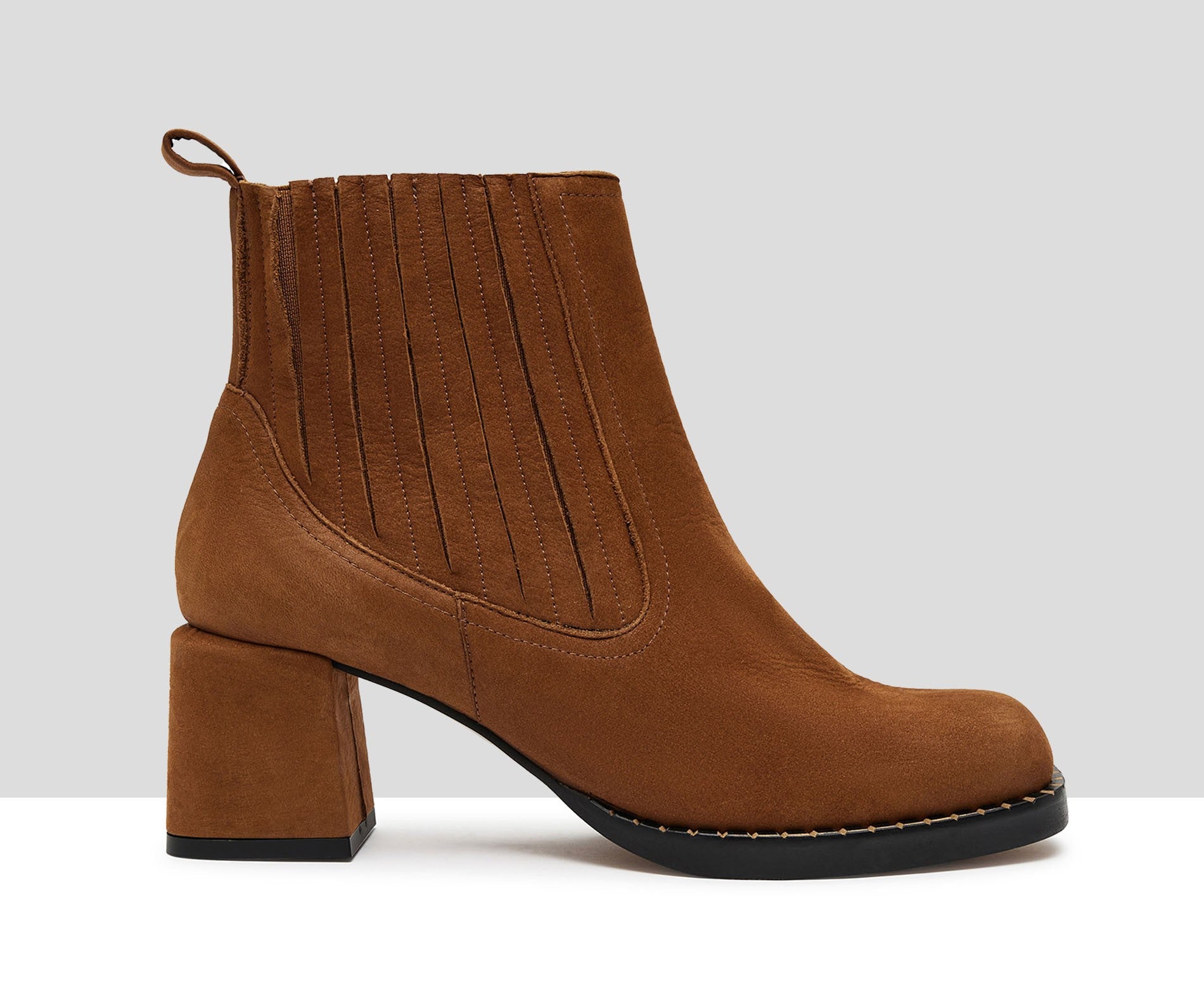 Botín de mujer en piel con tacón medio. Kylan