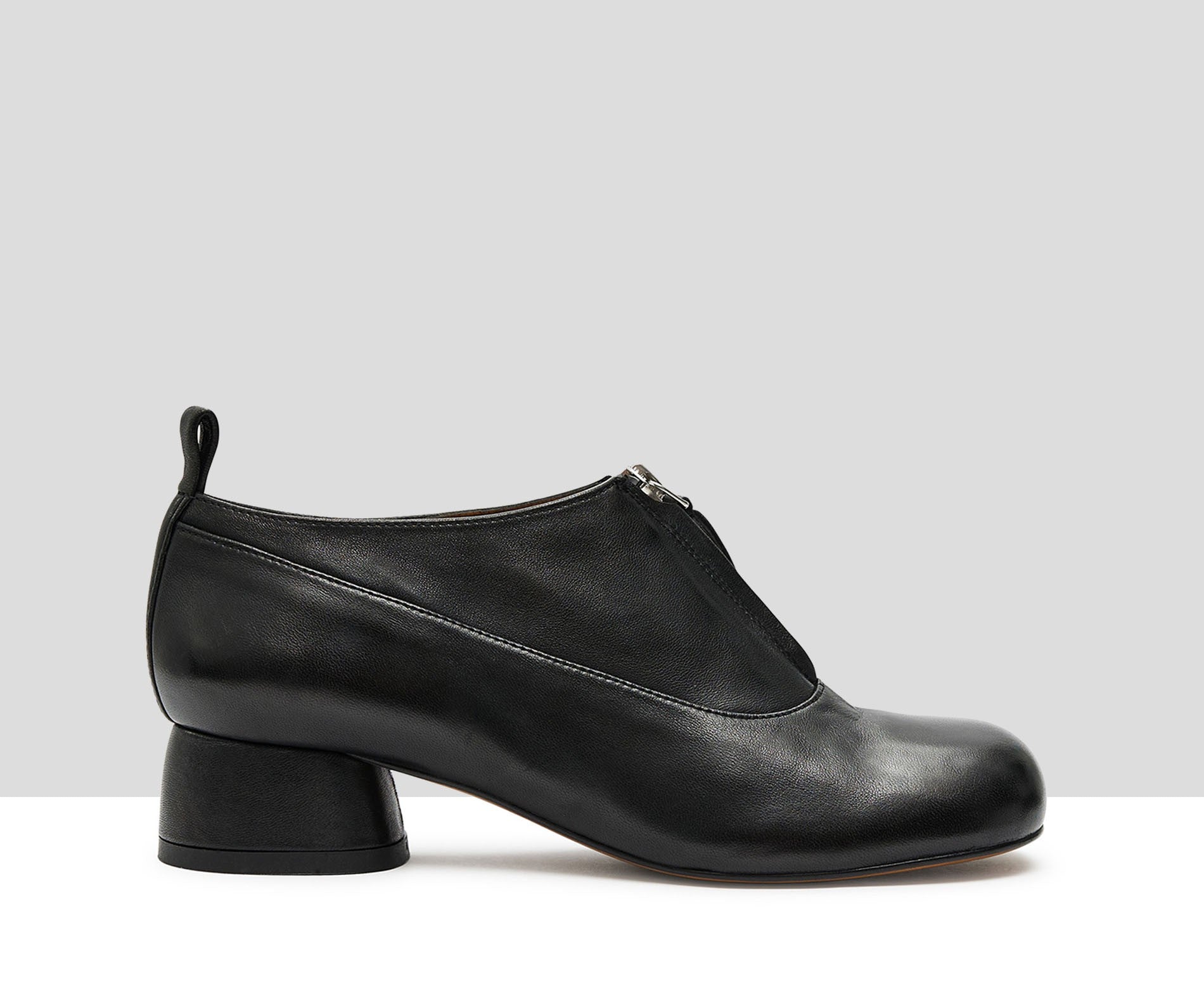 Zapato de mujer en piel con tacón bajo. Kate