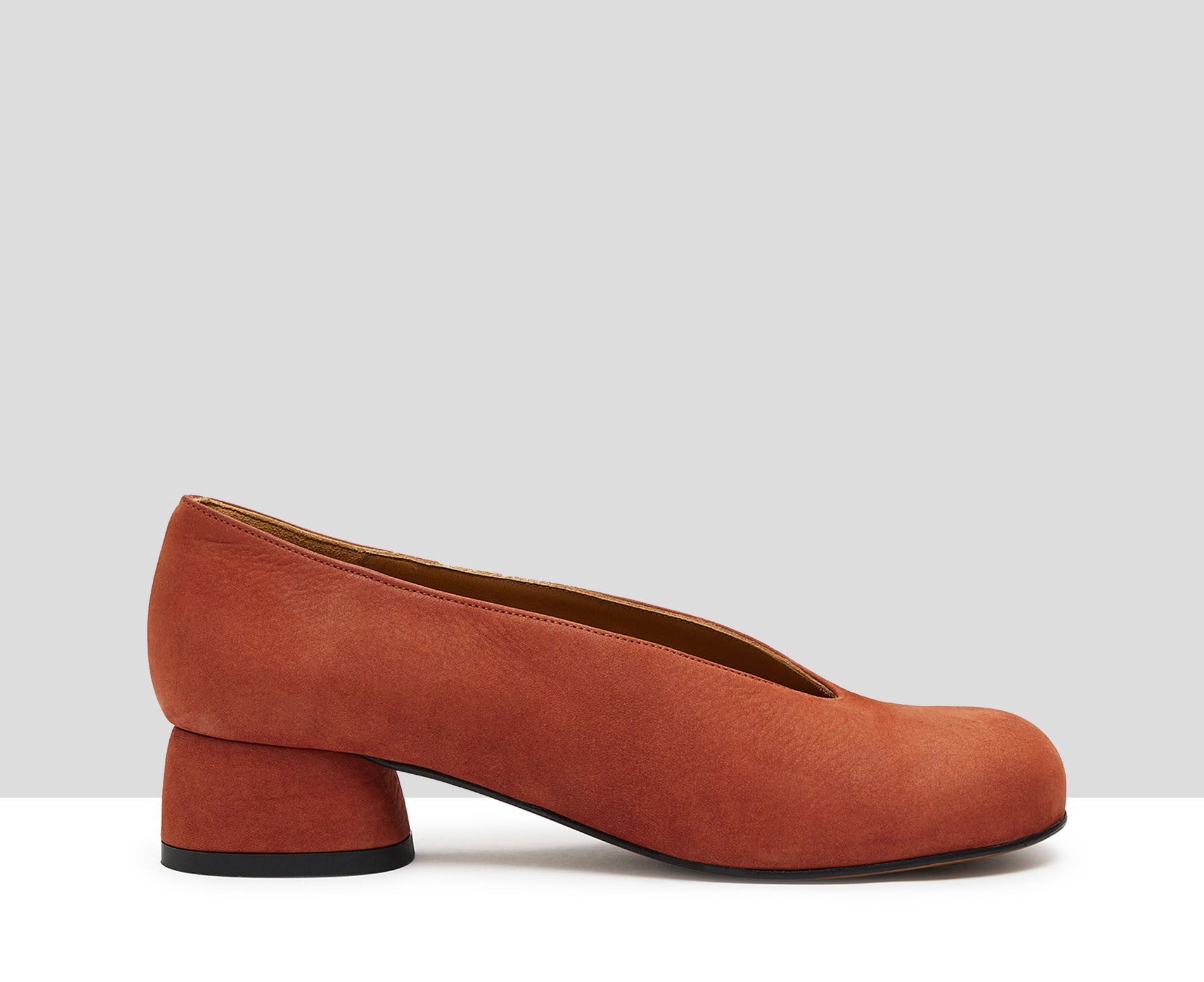 Women's leather shoe with a low heel. Kamelia