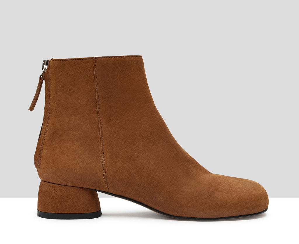 Botín de mujer en piel con tacón bajo. Karel