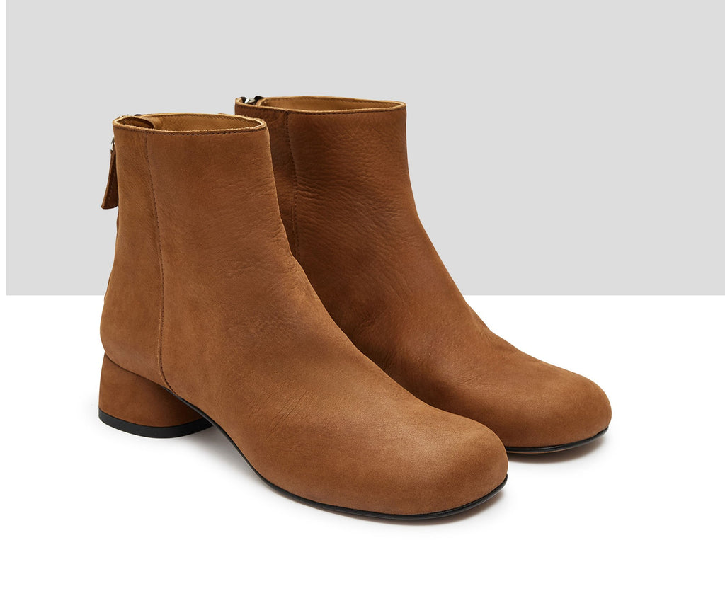 Botín de mujer en piel con tacón bajo. Karel