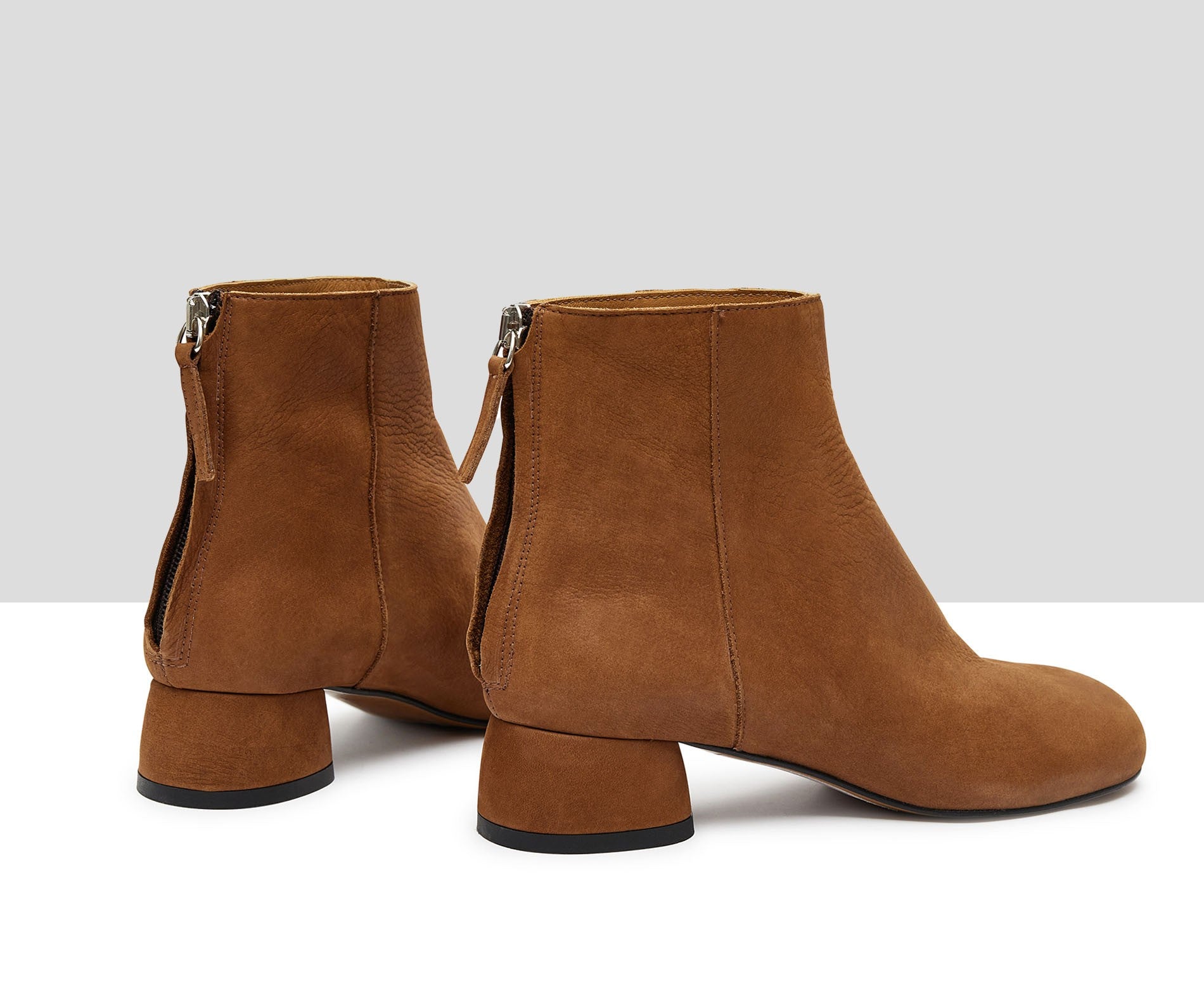 Botín de mujer en piel con tacón bajo. Karel