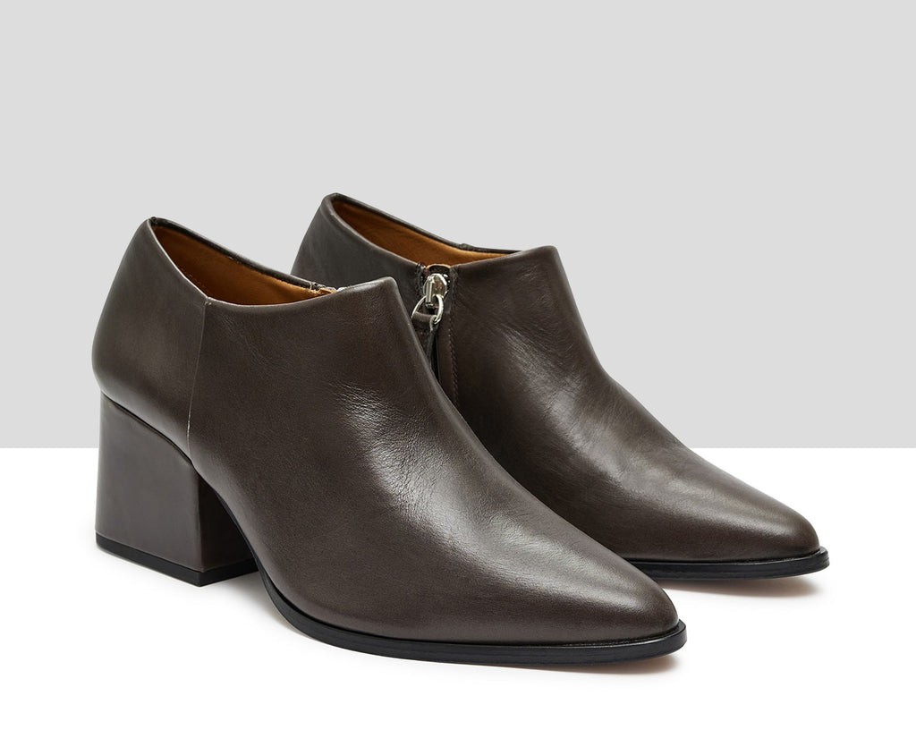 Scarpa da donna in pelle con tacco medio. Katja