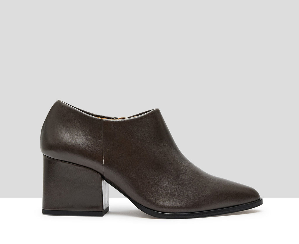 Scarpa da donna in pelle con tacco medio. Katja