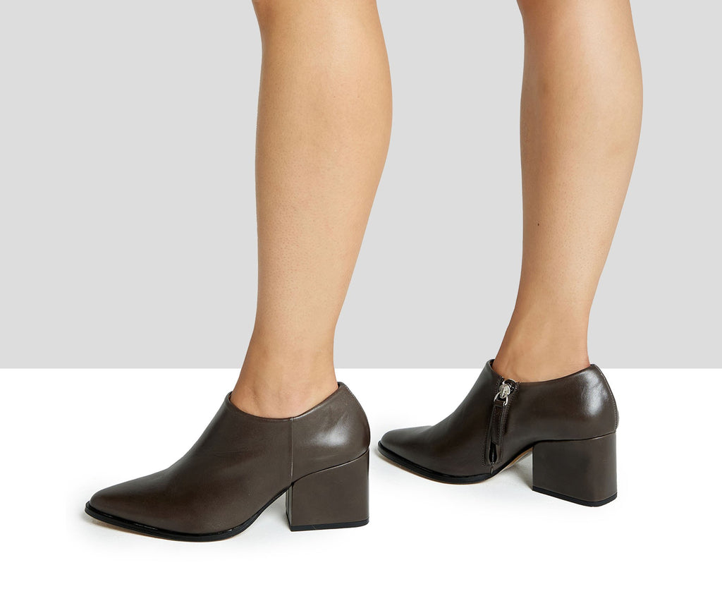 Scarpa da donna in pelle con tacco medio. Katja