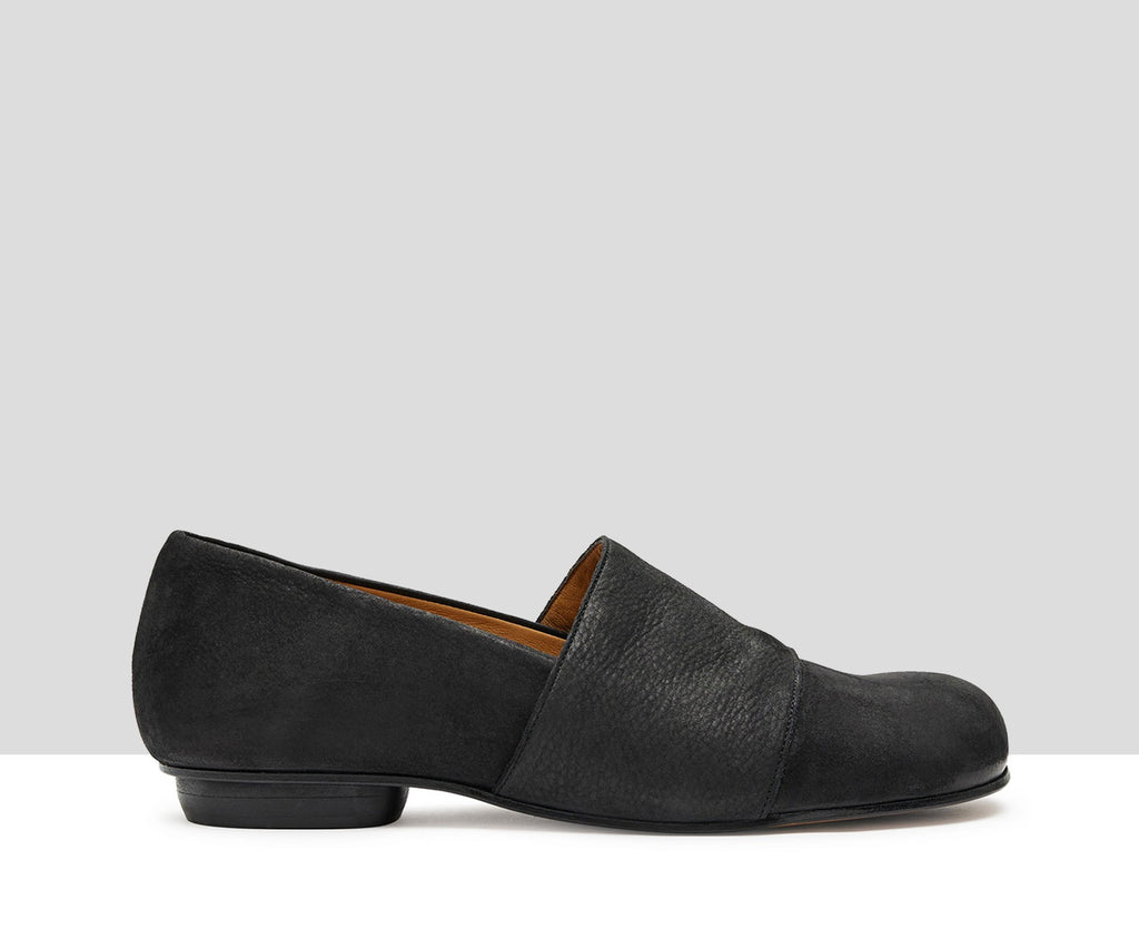 Zapato de mujer en piel con tacón bajo. Kemi