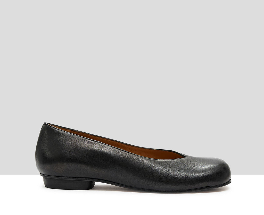 Women's leather shoe with a low heel. Kia