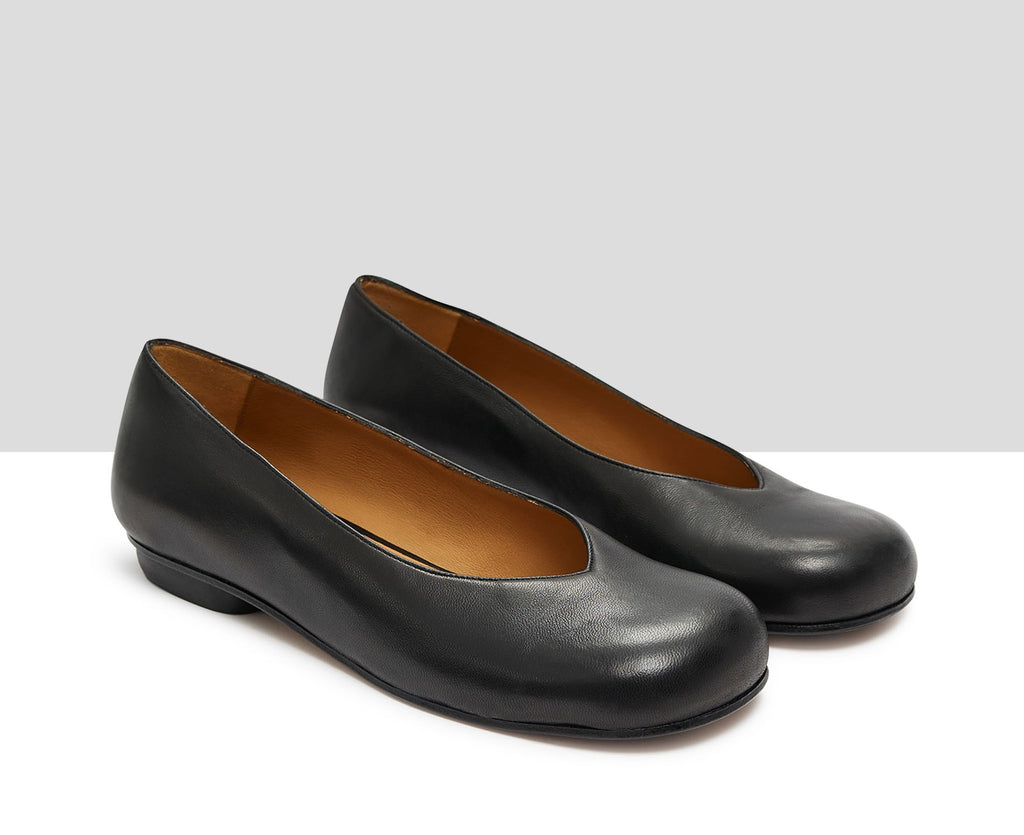 Women's leather shoe with a low heel. Kia