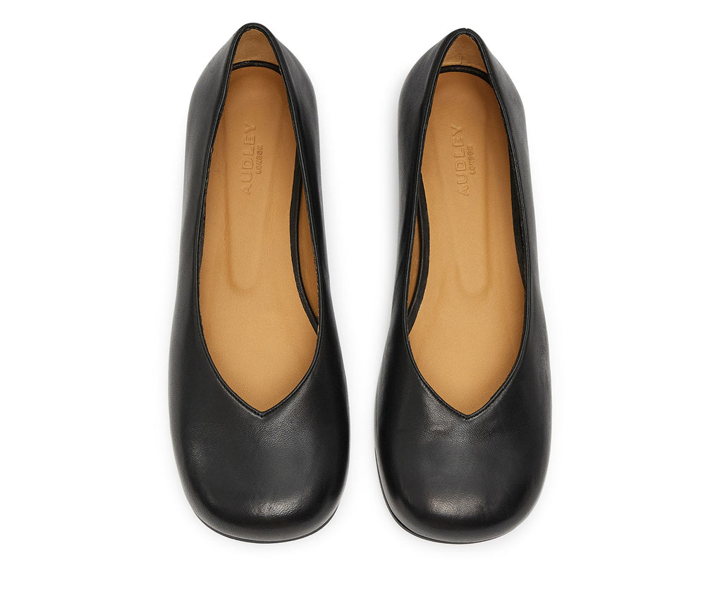 Women's leather shoe with a low heel. Kia