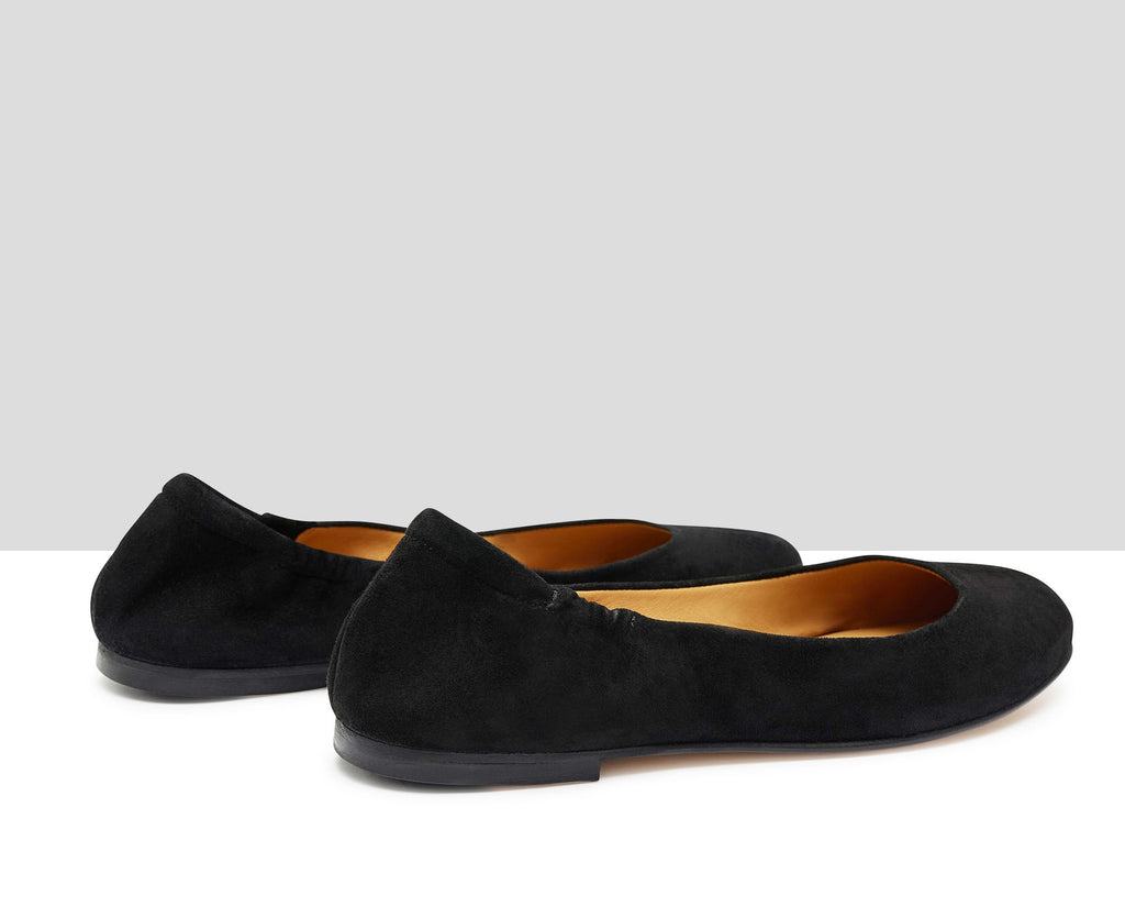 Women's leather shoe with a low heel. Kinue