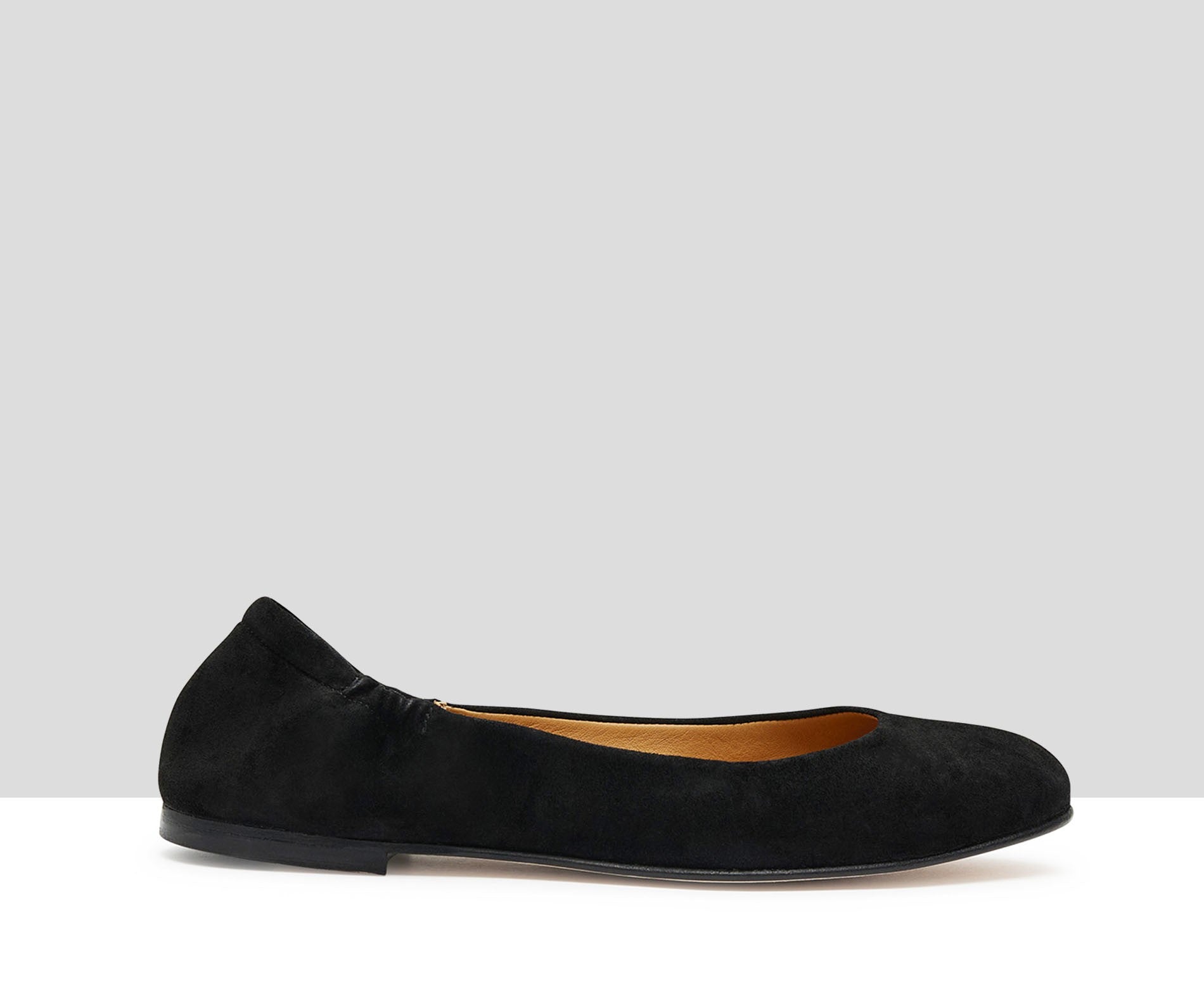 Women's leather shoe with a low heel. Kinue