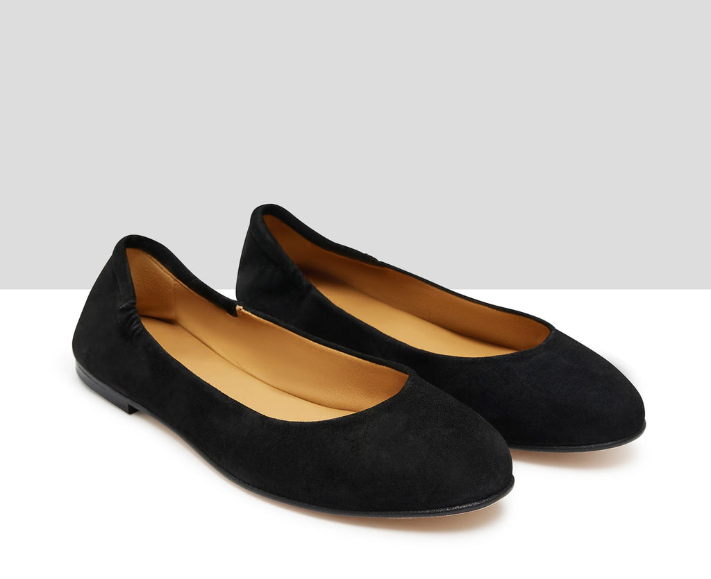 Women's leather shoe with a low heel. Kinue