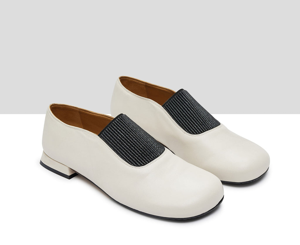 Women's leather shoe with a low heel. Kika