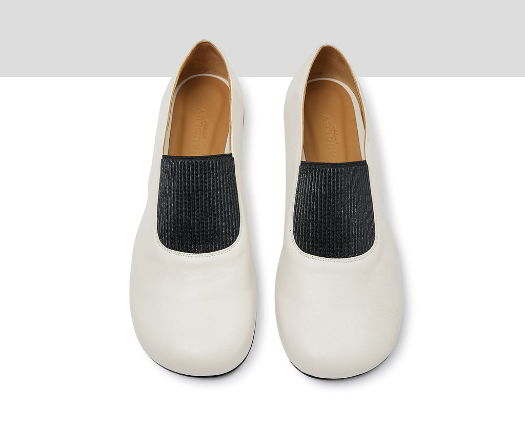 Women's leather shoe with a low heel. Kika